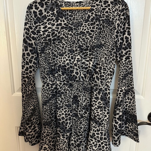 Black and White Wrap Romper with Long Bell Sleeves Sz M - Picture 4 of 7